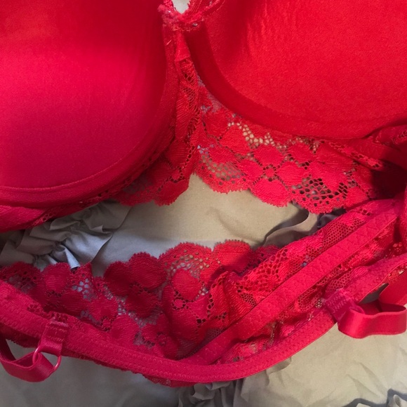 Red bra - Picture 4 of 4
